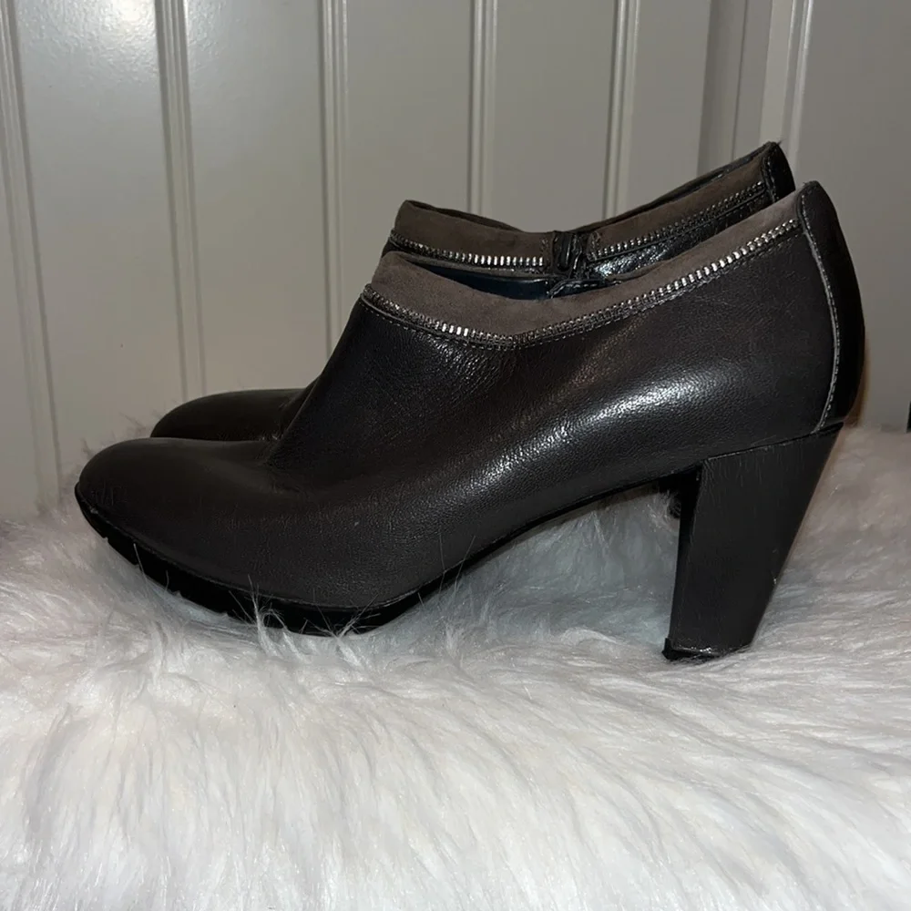 Anne Klein Dalayne Dark Grey Leather Ankle Booties Sz 8 y2K Zipper Detail